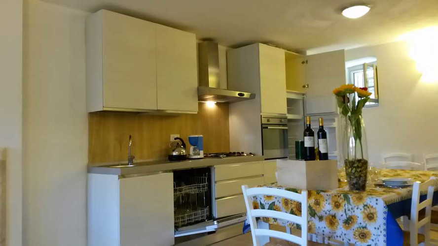La cucina completamente attrezzata e dotata di forno e lavastoviglie