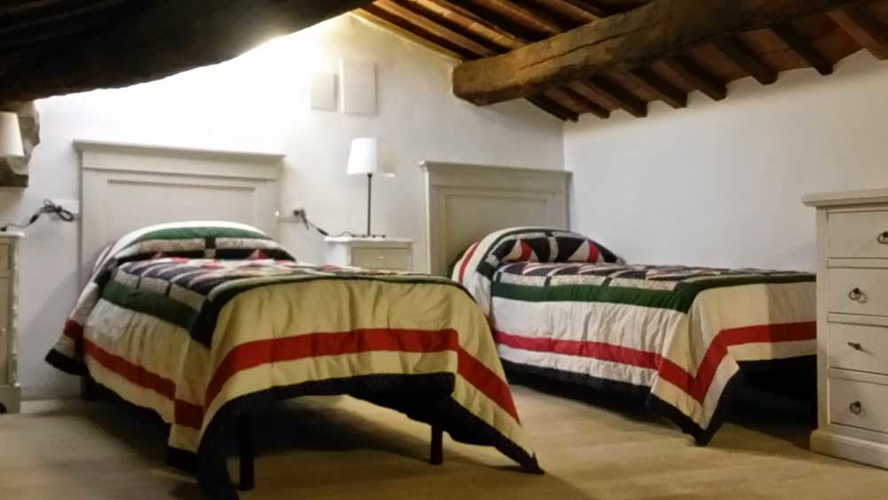 Ultimo piano con letti singoli e lucernario per guardare le stelle