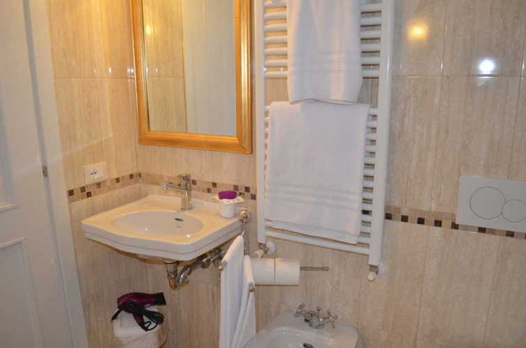 I bagni sono dotati di termoarredi ed asciugacapelli