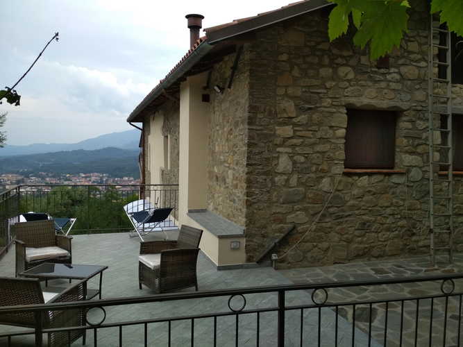 Lunantica Podere Il Falco - la terrazza con vista su Pontremoli