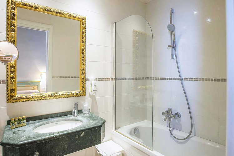 Hotel Machiavelli Palace - anche i bagni sono curati nei minimi dettagli, con lavandini in marmo verde