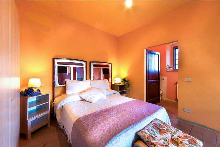 L'arredo Ã¨ caratterizzato da colori brillanti, accesi e vivaci