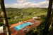 La vista mozzafiato dalla piscina panoramica, circondata dal parco