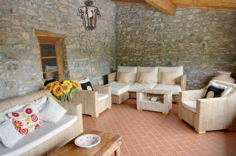 A covered terrace for staying together at Montecastello