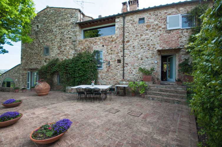 Maintaining the true flavour of Tuscany, the Montrogoli Holiday Home