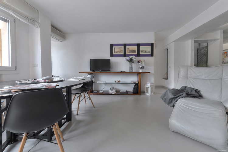Old Bridge Apartment: la sala pranzo, molto formale, anch'essa con vista panoramica sulla cittÃ 