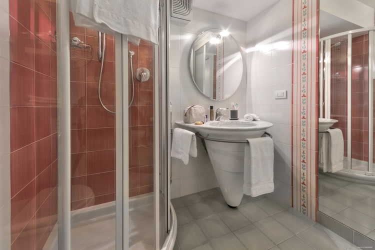 Old Bridge Apartment: due sono i bagni in camera, entrambi dotati di doccia