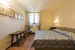 Agriturismo Olmofiorito: elegante camera matrimoniale con pavimenti in cotto toscano