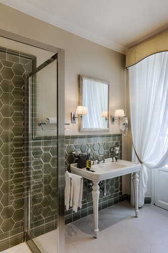 Palazzo Roselli Cecconi Hotel: Bathrooms with shower or tub