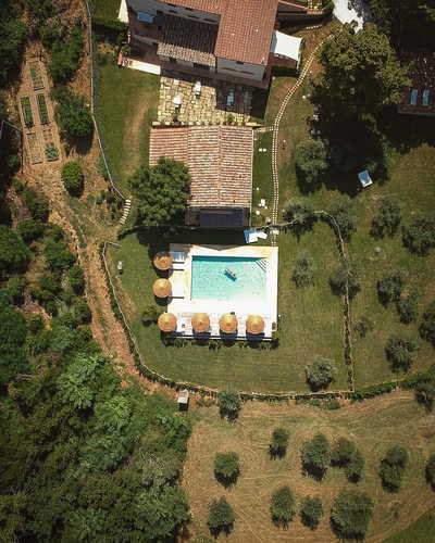 Vista aerea della tenuta e piscina