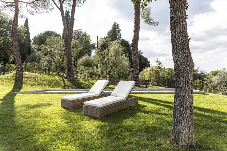 Un giardino con molti spazi per rilassarsi intorno agli appartamenti