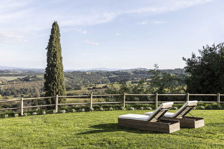 Veduta panoramica dei dintonti di Pancolina da godersi dal giardino
