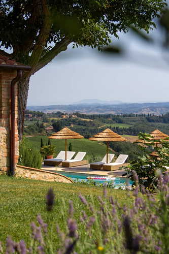 Vedute della campagna toscana dalla piscina e giardino
