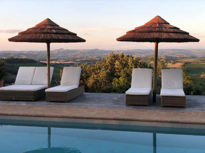 Piscina con veduta panoramica della Toscana