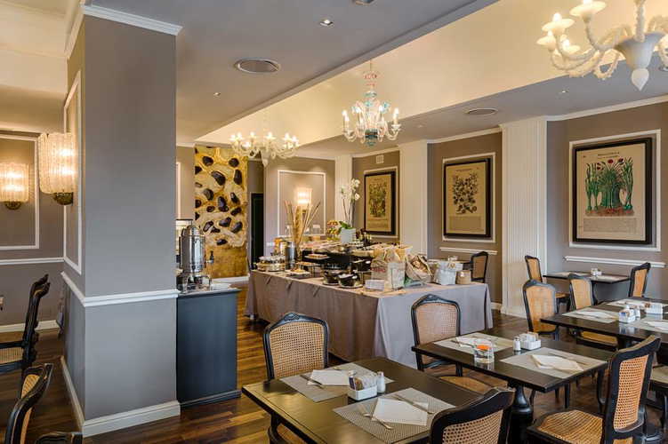 Plaza Hotel Lucchesi - l'accogliente sala per le colazioni ed il ristorante in loco