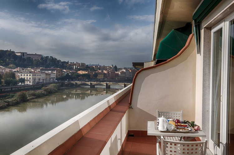 Plaza Hotel Lucchesi - camera con terrazza e vista sul fiume Arno