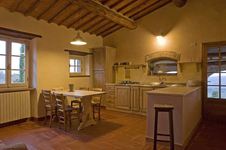 Agriturismo Podere Argena: pavimenti in terracotta e soffitti con travi a vista