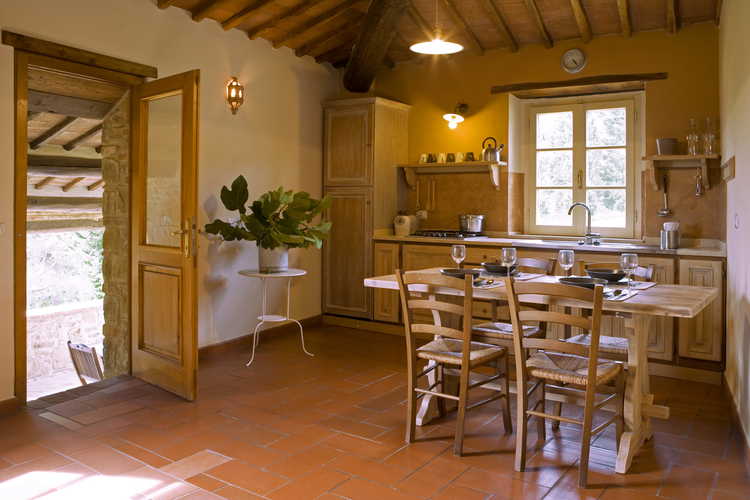 Agriturismo Podere Argena: cucina con accesso alla terrazza panoramica