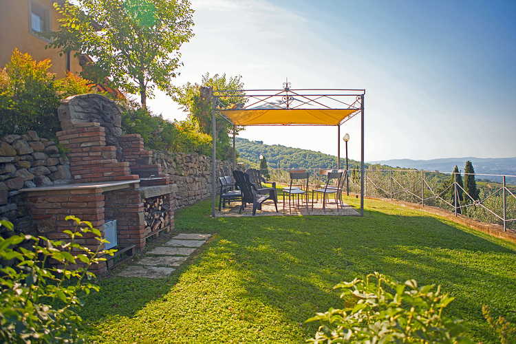 Podere Casarotta: l'ampio giardino dove rilassarsi con vista sul paesaggio