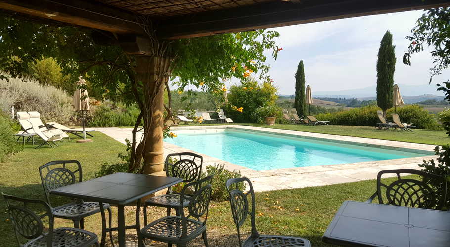 La splendida piscina con vista