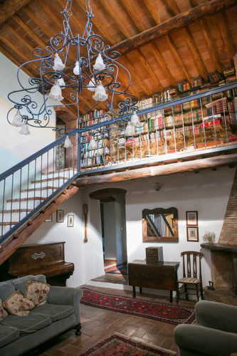 La biblioteca offre libri dagli svariati argomenti e servizio wifi