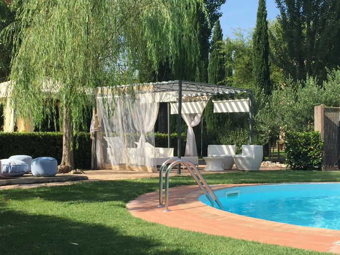 Podere Raffaello - L'area della piscina con un grazioso gazebo moderno