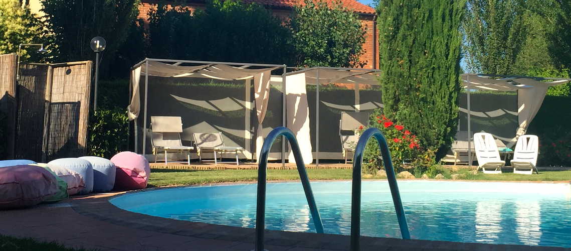 Podere Raffaello - Il giardino e la piscina dove potersi rilassare al sole