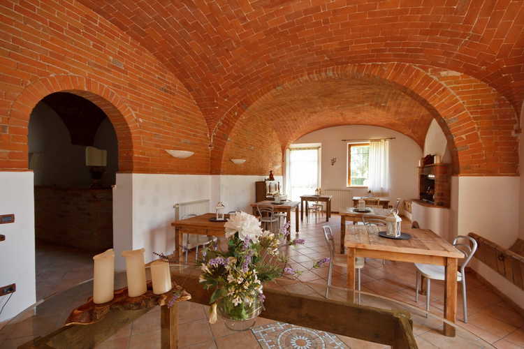 Podere Raffaello - Soffitti a volta con i tipici mattoni rossi toscani