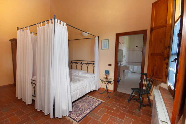 Podere Raffaello - Letto a baldacchino e pavimenti in terracotta