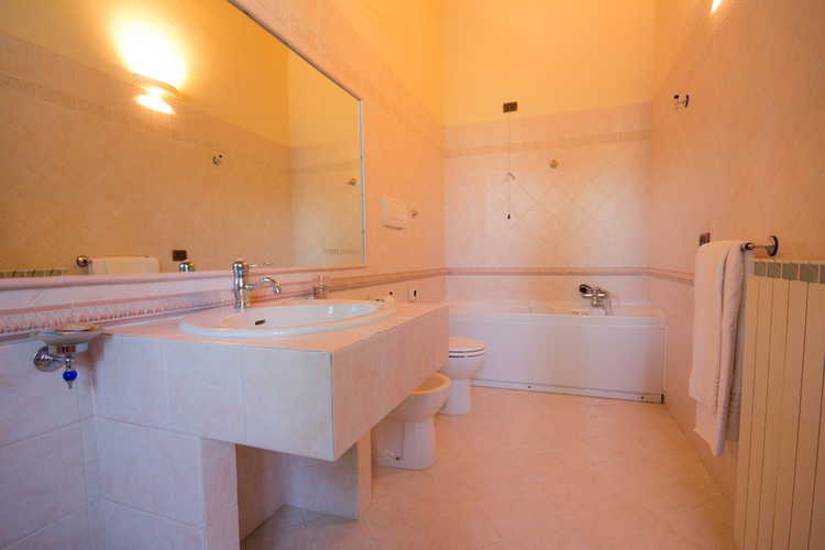 Podere Raffaello - Ampio bagno con vasca