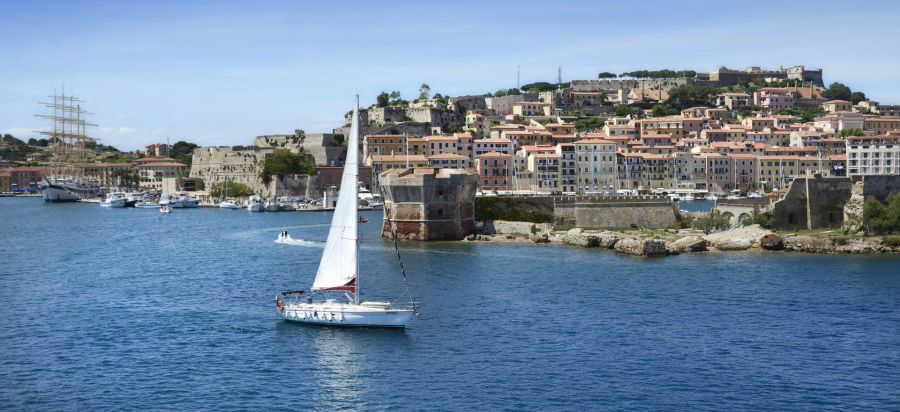 Elba, un'isola ricca di tesori, acque cristalline e verdi colline