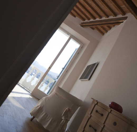Pavimenti in parquet, soffitti con travi a vista e TV a schermo piatto