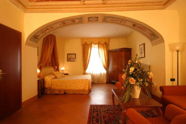 Antiques and frescos in the bedrooms at il Chiostro di Pienza