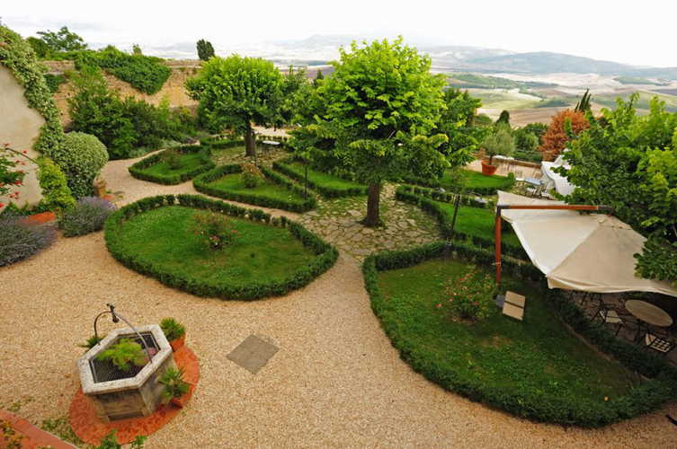 A hidden surprise, a green garden at il Chiostro di Pienza