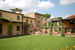 Vista dell'agriturismo dal prato