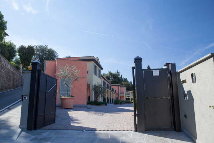 L'entrata al residence con il parcheggio privato