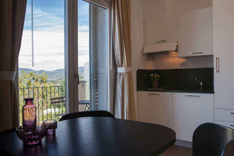 La cucina con il terrazzo attrezzato per mangiare all'aperto