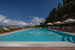 Residence Il Gavillaccio - area relax a bordo piscina con sdraio, ombrelloni e tavoli