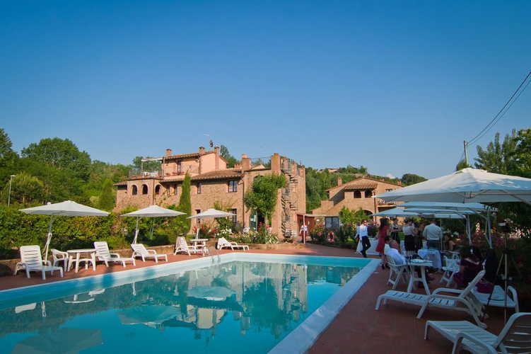 Un aperitivo a bordo piscina Ã¨ perfetto per inaugurare il soggiorno