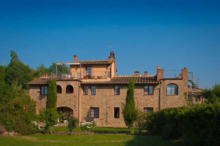 Tipica archietettura rurale toscana, circondata da un immenso giardino