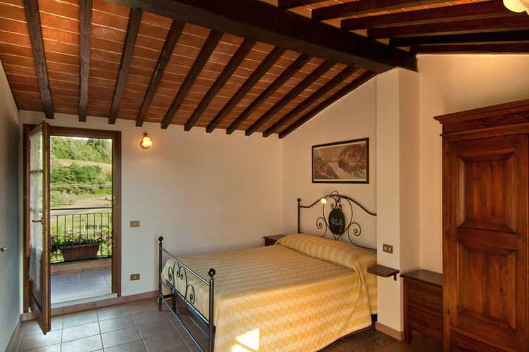 Soffitti con travi a vista negli appartamenti del residence