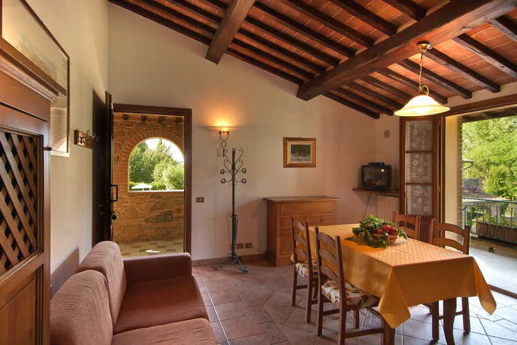I colori pastello sono in perfetta sintonia con il legno dell'arredo