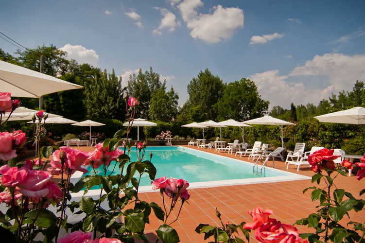 La piscina, con un'ampia area solarium dotata di sdraio ed ombrelloni