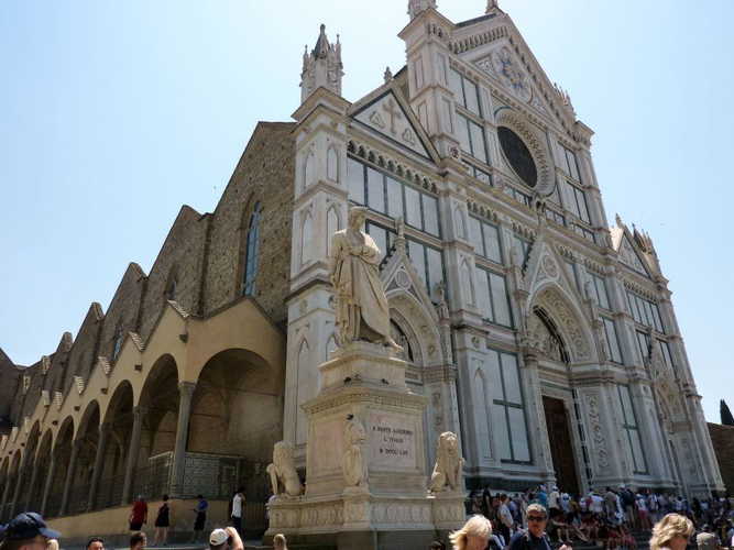 L'appartamento si trova a pochi minuti a piedi dall'omonima chiesa