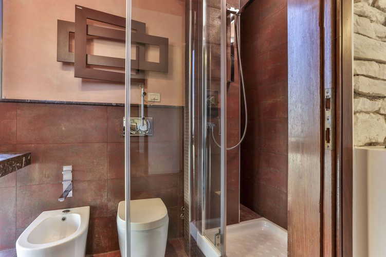 Il bagno Ã¨ caratterizzato da particolari in marmo rosso di Levanto
