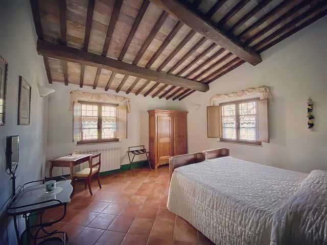 Sarna Residence si trova a breve distanza a piedi da San Quirico