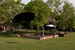 Giardino e gazebo coperto, perfetti sia per bambini che per adulti