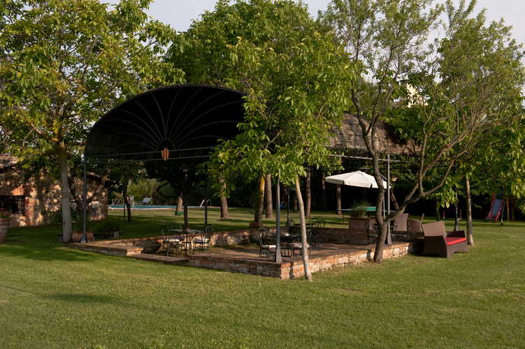 Giardino e gazebo coperto, perfetti sia per bambini che per adulti