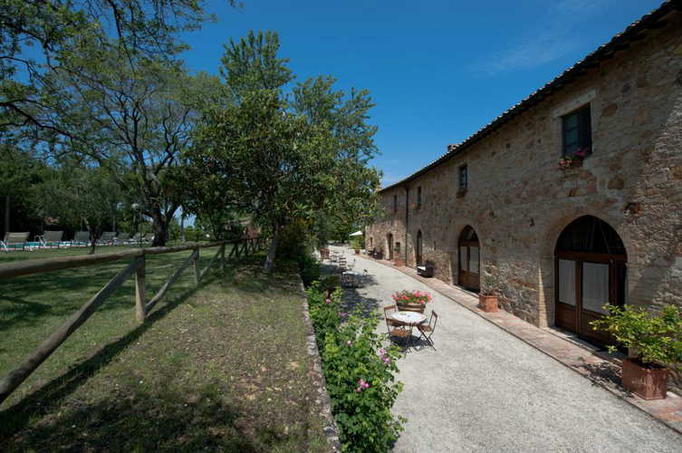 Sarna Residence - Giardino spettacolare con tavolo e sedie per picnic