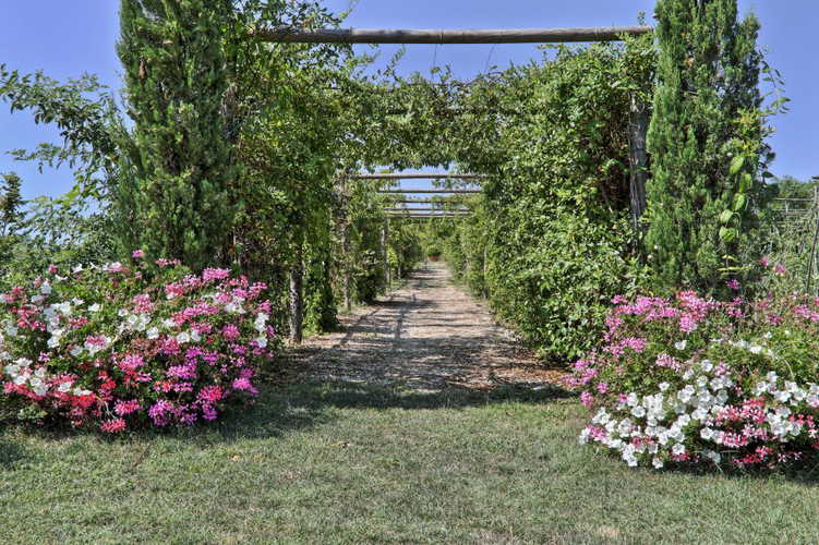 Giardini profumati e fiori colorati adornano questo idilliaco B&B